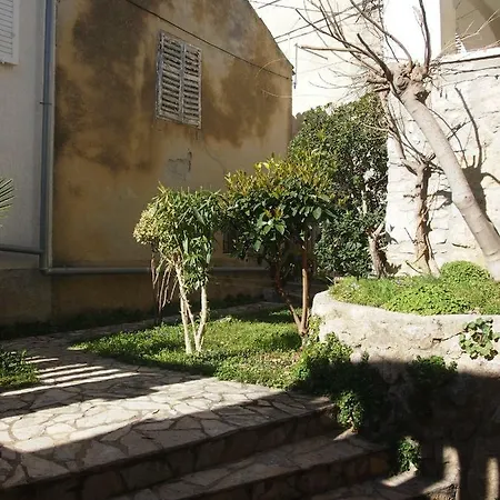 Apartment House 7044